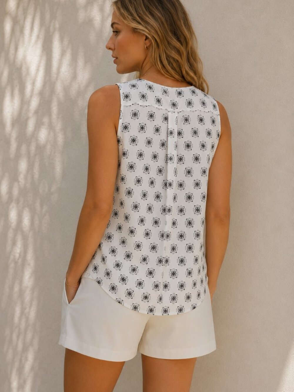 LOFT Outlet Ann Taylor White Floral Print Sleeveless Blouse Size Large - Picture 2 of 6